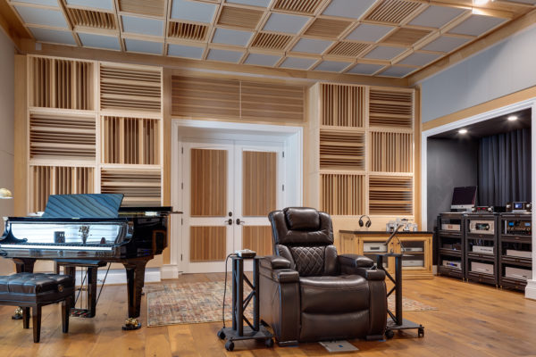 墙壁上有座椅，钢琴和声音扩散器的听觉聆听室